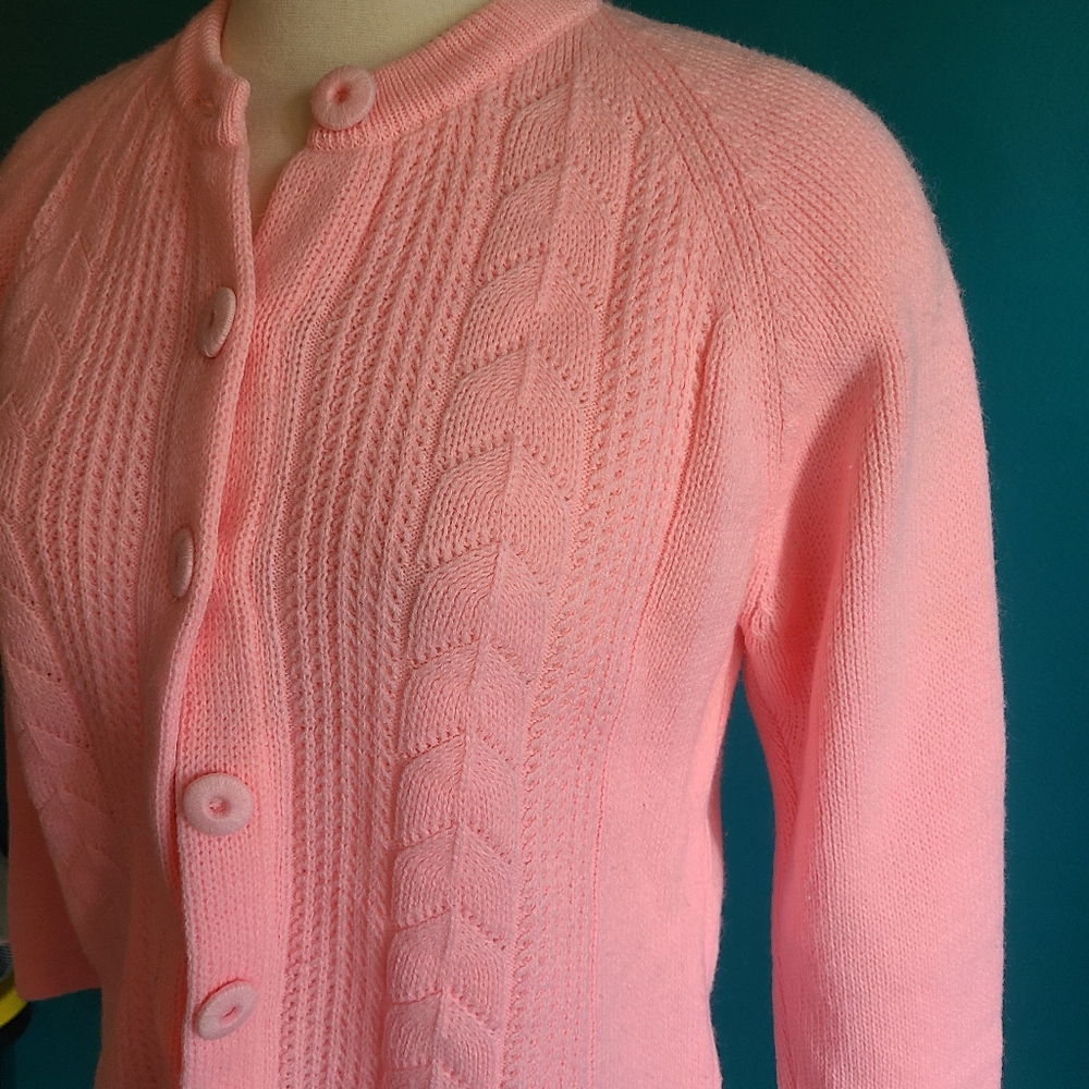 Volup vintage pink open knit crochet lace 1960s cardigan, fitted cardigan, paste - Picture 2 of 6